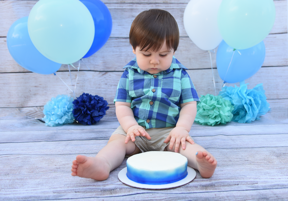 Kid looking at smash cake