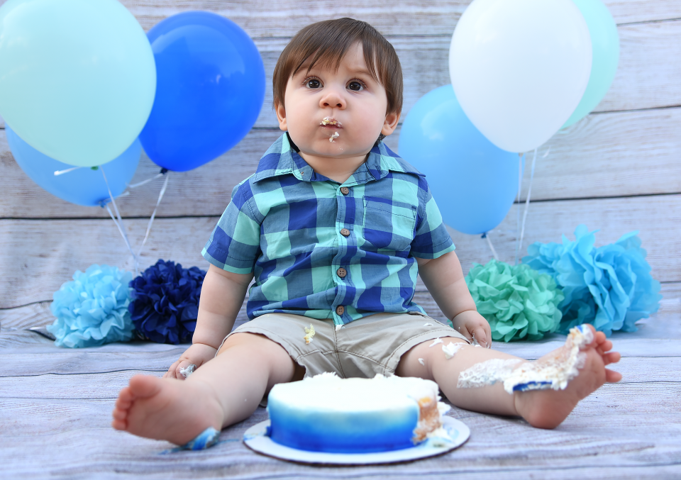 Smash cake & balloons looking up